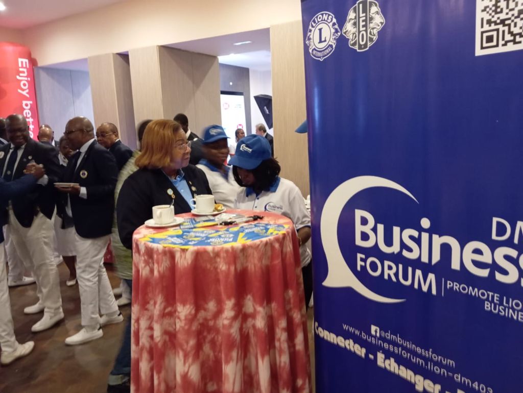 Stand Business Forum DM 403 avec hôtesses